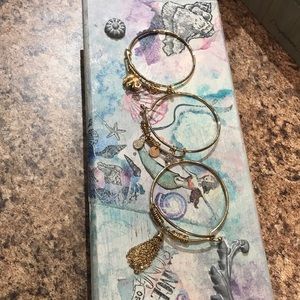 Set of 3 gold tone bangles, New